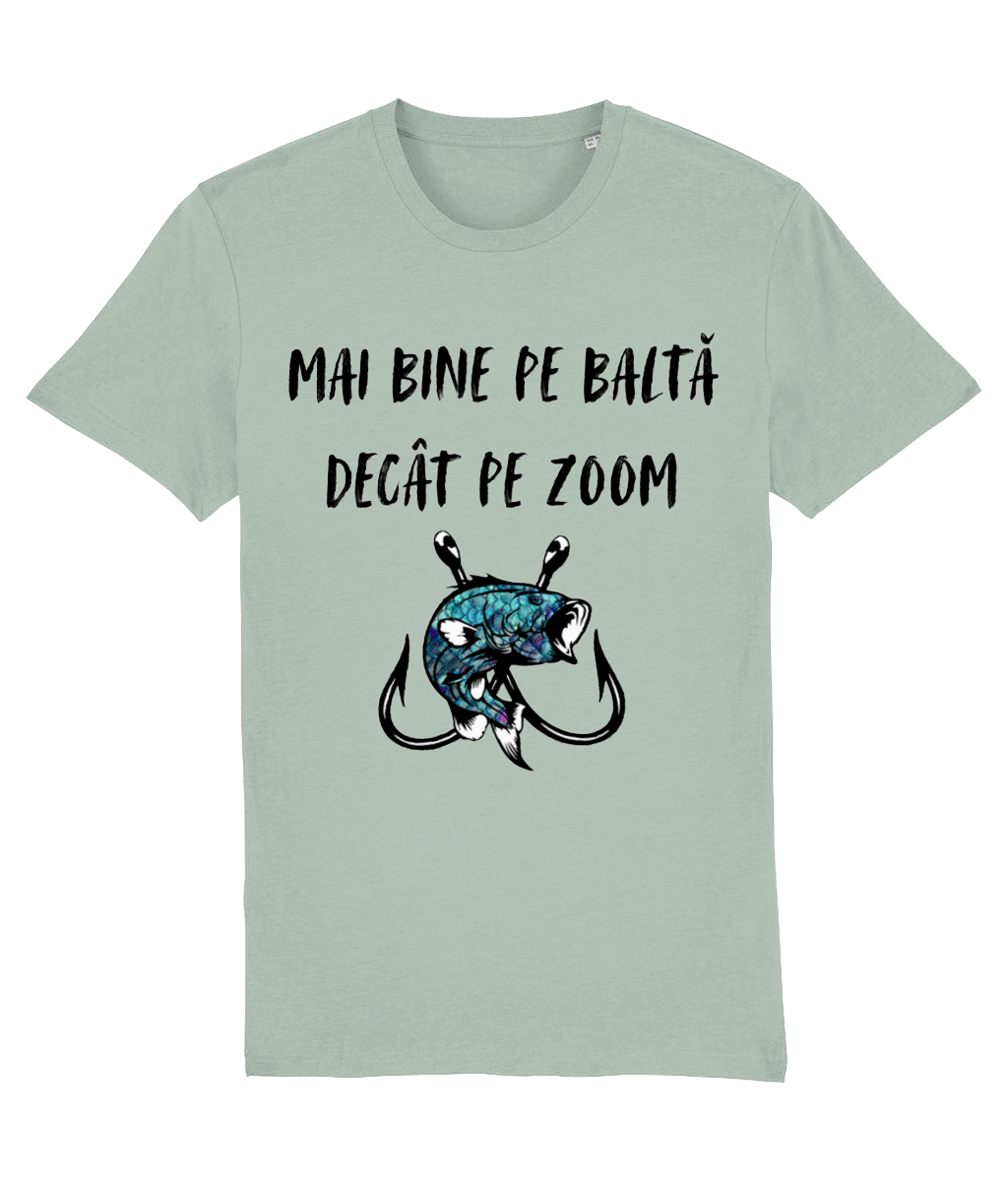 Tricou personalizat pentru barbati si baieti corporatisti iubitori de pescuit pescari amatori amuzant Mai bine pe balta decat pe Zoom